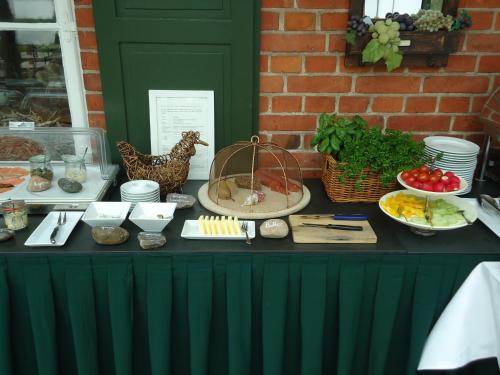 Une table noire avec de la nourriture en haut dans l'établissement Seehotel Am Neuklostersee, à Neukloster