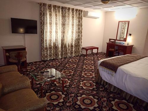 Ένα ή περισσότερα κρεβάτια σε δωμάτιο στο Indus Hotel