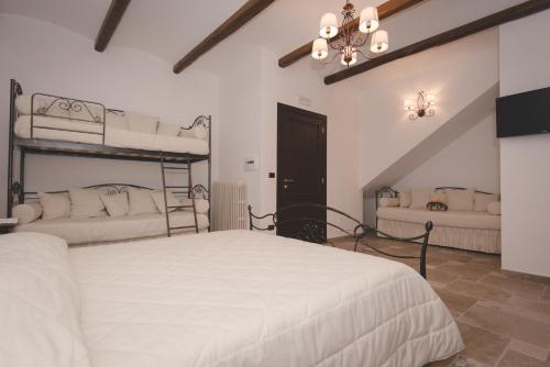 1 Schlafzimmer mit 2 Betten und einem Kronleuchter in der Unterkunft Il Vecchio Frantoio in Grottaminarda
