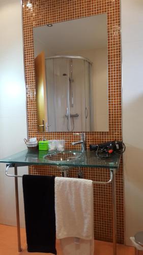 La salle de bains est pourvue d'un lavabo et d'un miroir. dans l'établissement Posada Plaza Mayor de Alaejos, à Alaejos