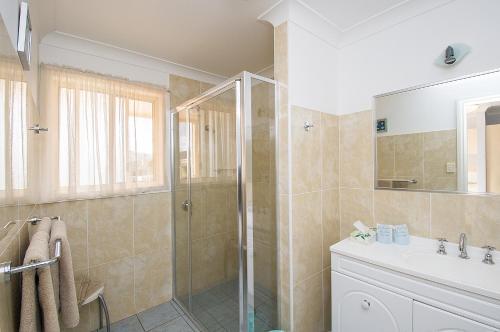 ein Badezimmer mit Dusche und Waschbecken in der Unterkunft Tuckerbox Motor Inn in Gundagai