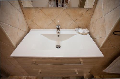 a white sink in a small bathroom at Venere B&B Castelmola in Castelmola