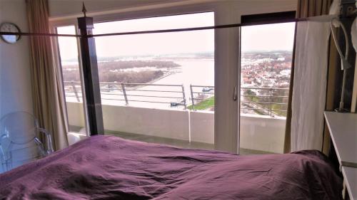 トラフェミュンデにあるLuxus-Ecksuite mit stylischem Design und Traumblick übers Meer, 26.Stock im Maritimのベッドルーム1室(ベッド1台、大きな窓付)