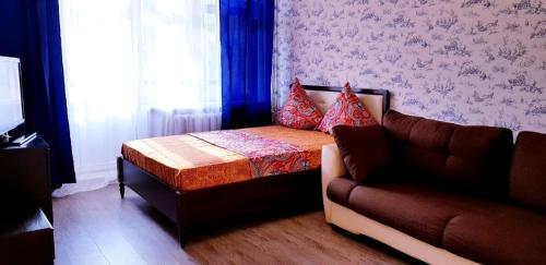 モスクワにあるАпартаменты Серпуховскаяのソファ、ベッド、ソファが備わる客室です。
