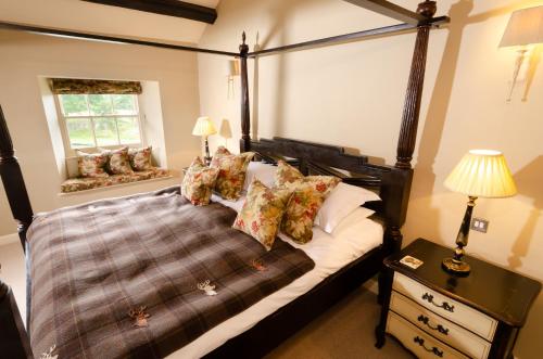 Un pat sau paturi într-o cameră la Eltermere Inn