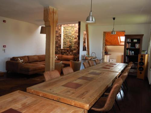 ウッファリーズにあるArd'envie vakantiewoning - holiday homeのリビングルーム(大きな木製テーブル付)