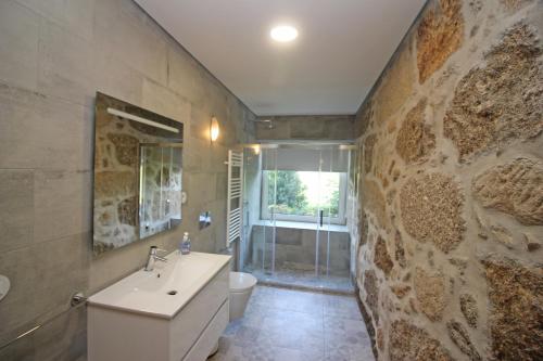 テーラス・デ・ボウロにあるCasa Rouparの石壁のバスルーム(洗面台、トイレ付)