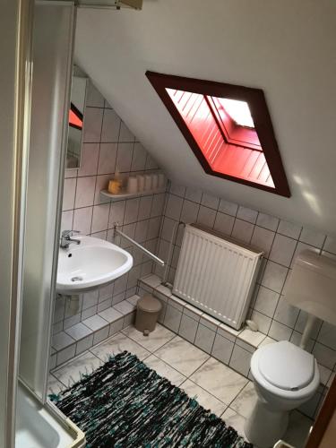 レンティにあるVadvirág vendégházのバスルーム(洗面台、トイレ付)、窓が備わります。