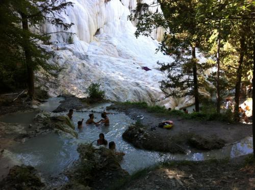 een groep mensen in het water in een waterval bij La Casina del Borgo in Abbadia San Salvatore