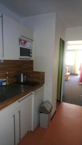 - une cuisine avec un évier et un comptoir dans l'établissement STUDIO en PLEINE MONTAGNE AVEC VUE SUR MARMOTTES, à La Mongie