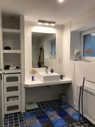 y baño con lavabo y espejo. en Ferienhaus Atelier am Südhang, en Worpswede