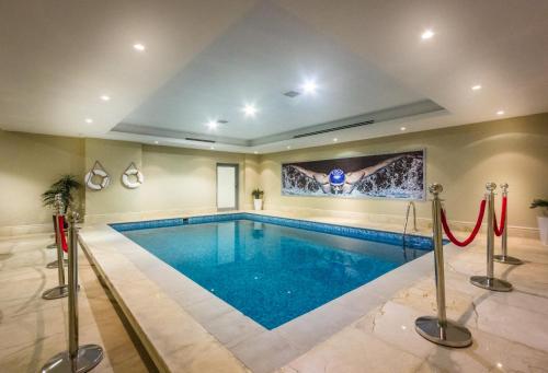 a large swimming pool in a house with a swimming pool at Al Muhaidb Residence Al Malaz 2 in Riyadh