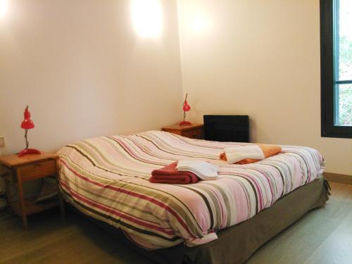 - une chambre avec un lit et des serviettes dans l'établissement Gîte Les Clapas, à Boissières