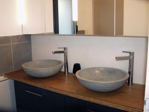 BoissièresにあるGîte Les Clapasのバスルーム(木製カウンター付)の洗面台2つ