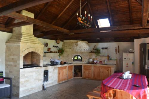 una gran cocina con un gran horno de piedra. en Pensiunea Irina, en Vama