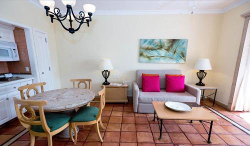 Zona de estar de Suites en PB Rose' Resort Cabo San Lucas