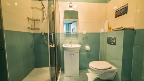 ミエンジズドロイェにあるWechta E5のバスルーム(トイレ、洗面台、シャワー付)