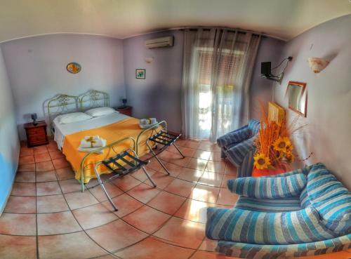 1 dormitorio con 1 cama, mesa y sillas en Bed and Breakfast Pieffe, en Frascineto