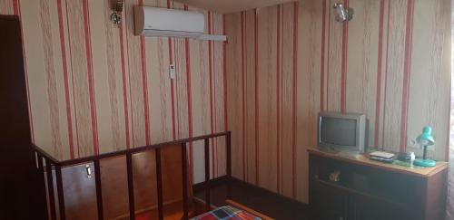 A television and/or entertainment centre at 2 Santeli Turn Guest House