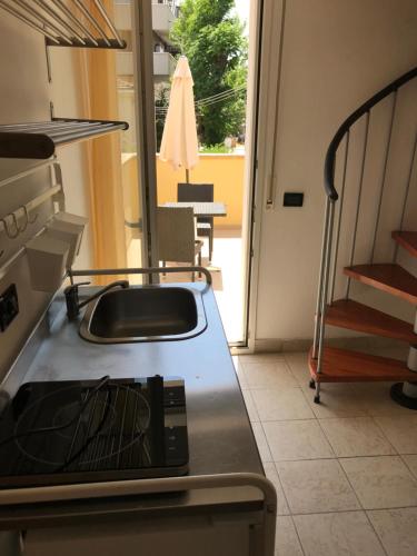 una cucina con piano di lavoro e lavandino di Villa Grazia a Rimini