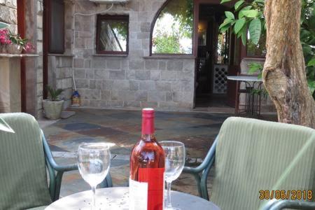 una botella de vino sentada en una mesa con dos copas en Apartment Irena, en Sveti Stefan