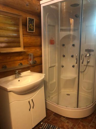 Koupelna v ubytování Hot Tub Chalet Retreat