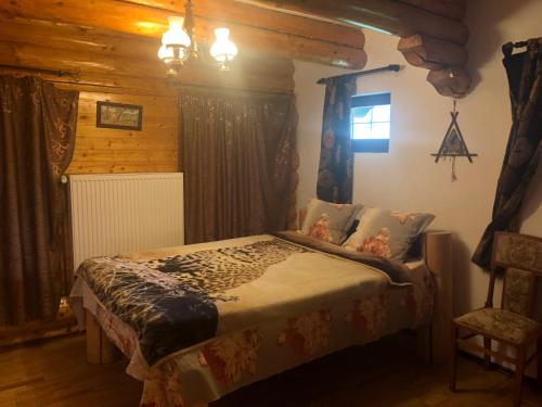 Postel nebo postele na pokoji v ubytování Hot Tub Chalet Retreat