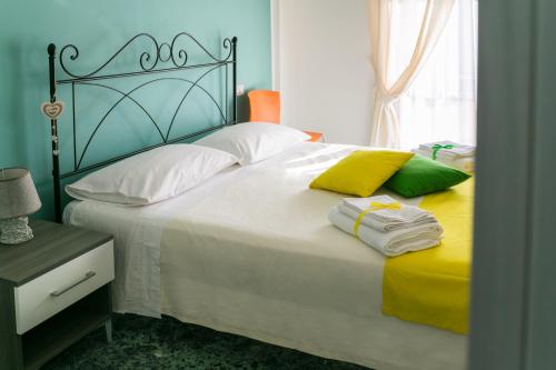 パエストゥムにあるB&B Menta e Limoneのベッドルーム1室(大型ベッド1台、黄色と白の枕付)