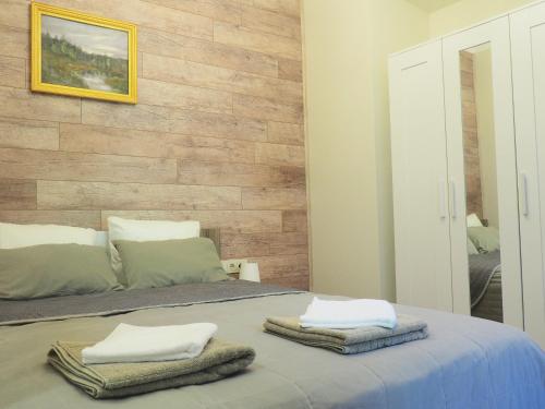une chambre avec un lit avec deux serviettes dessus dans l'établissement Emi apartment, à Vilnius