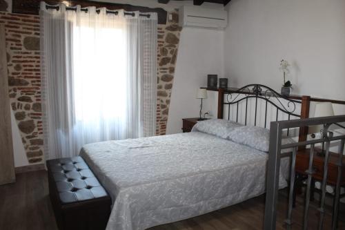 a bedroom with a bed and a window at El Nidito de Fermoselle in Fermoselle