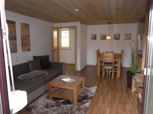 sala de estar con sofá y mesa en Haus Glätzle en Breitenwang
