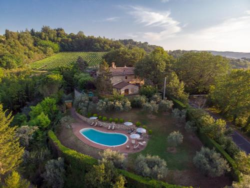 una vista aérea de una finca con piscina en Agriturismo Podere Fucile, en Montepulciano