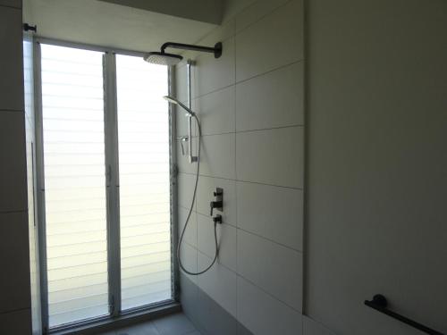 a shower in a bathroom with a window at Casa Nadette in Guácima