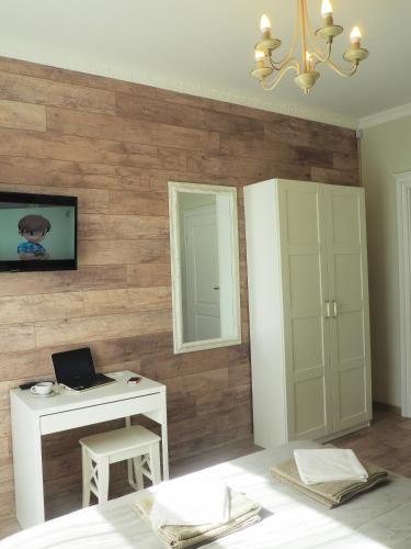 een slaapkamer met een bureau en een laptop aan de muur bij Emi apartment in Vilnius