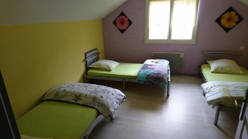 Habitación con 2 camas y ventana en Gîte Hautes Vosges, en Thiéfosse
