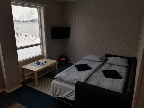 Cama o camas de una habitación en Sjursnes Fjordferie