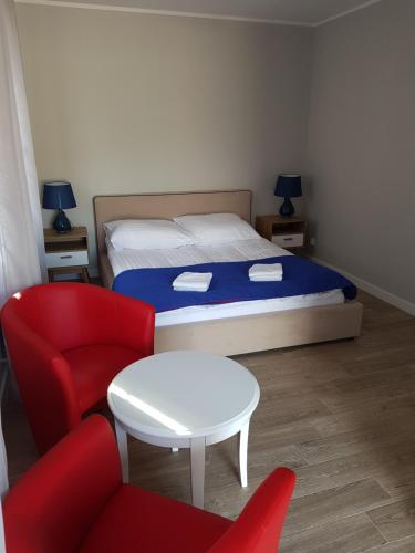 Ένα ή περισσότερα κρεβάτια σε δωμάτιο στο Apartamenty Białowieża