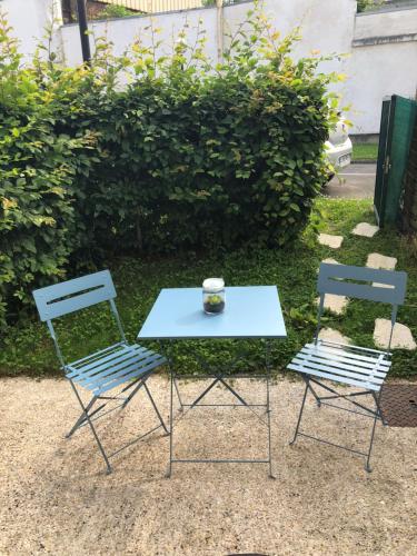 2 Stühle und ein Tisch mit einer Schüssel darüber in der Unterkunft La maison de Julie Albert in Albert