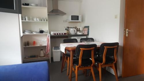 a kitchen with a table and chairs in a room at Beutenaken Drie in Beutenaken