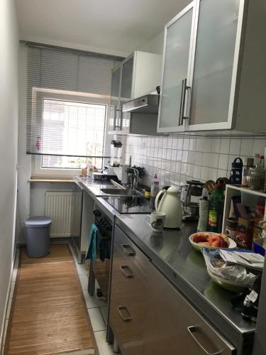ヴッパータールにある1 Zimmer Wohnung mit Küche und Bad in Wuppertal Ferienwohnungのキッチン(シンク、カウンタートップ付)
