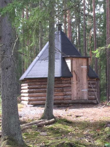domek z drewnianym dachem w lesie w obiekcie Larstorpsvägen 12 w mieście Trollhättan