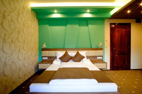 Ένα ή περισσότερα κρεβάτια σε δωμάτιο στο Hotel Poezia
