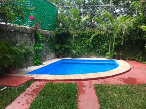 a swimming pool in the yard of a house at La cabañita in Tuxtla Gutiérrez