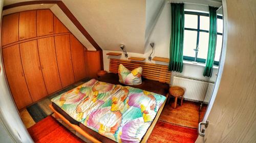Groß ZickerにあるFerienwohnung Boddenblickのベッドルーム1室(大型ベッド1台付)