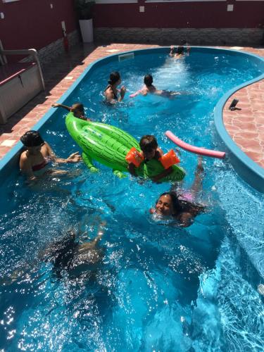 un grupo de niños jugando en una piscina en Apartments Villa Stella Maris, en Rogoznica