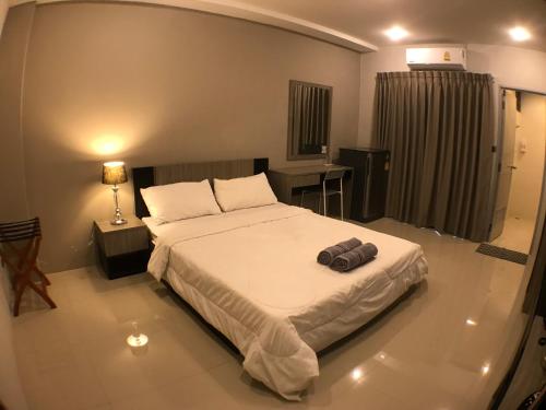 ein Schlafzimmer mit einem Bett mit zwei Taschen darauf in der Unterkunft 28 Place in Bangkok