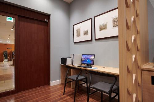 a office with a desk with a computer on it at HOTEL VISCHIO AMAGASAKI by GRANVIA in Amagasaki