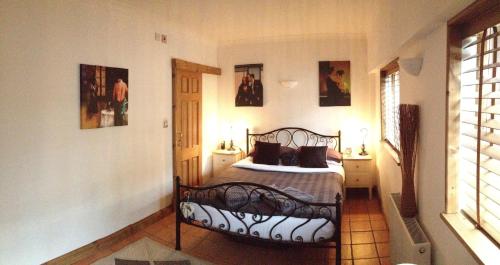 A bed or beds in a room at Tanglewood Guest House 