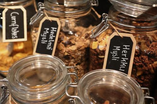 科科拉Hotel Seurahuone的一组装有不同种类坚果的罐子