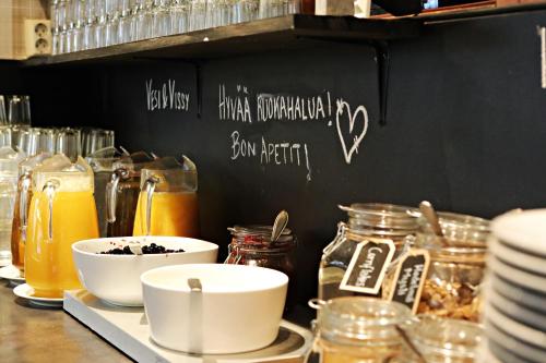 科科拉Hotel Seurahuone的柜台上摆放着几罐蜂蜜和一块黑板